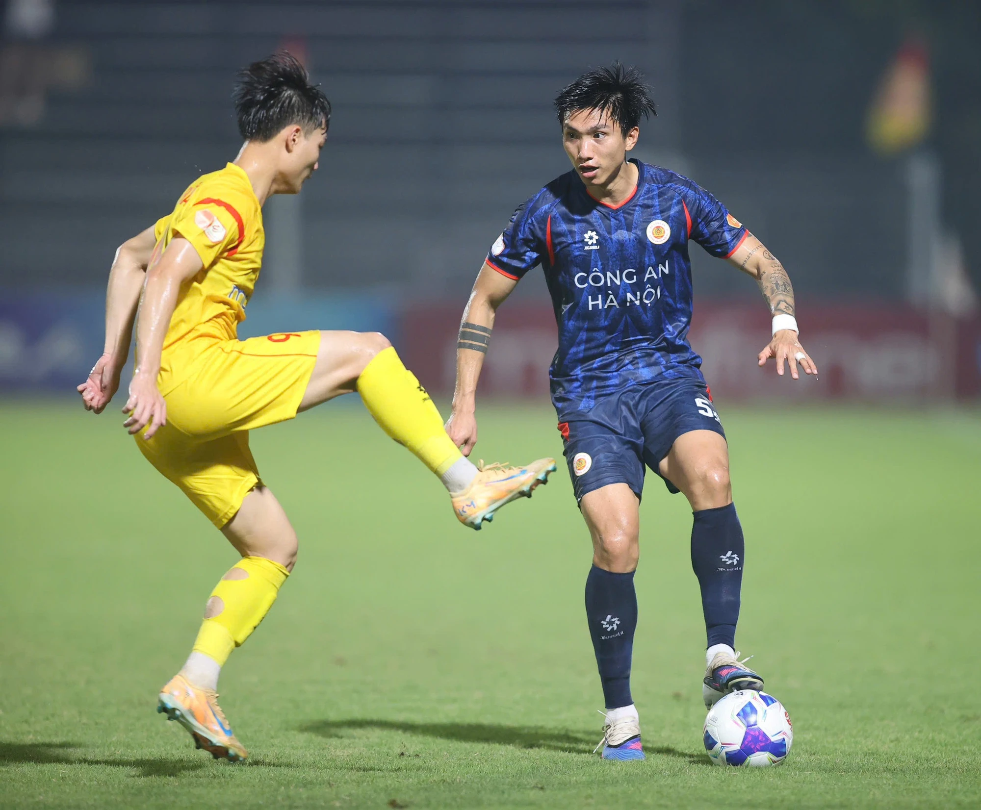 HLV Mano Polking: Văn Hậu là cầu thủ chuyên nghiệp - Hình 1