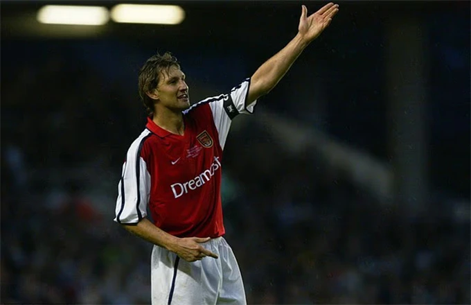 Huyền thoại Arsenal tự hào vì... không tè dầm! - Hình 2