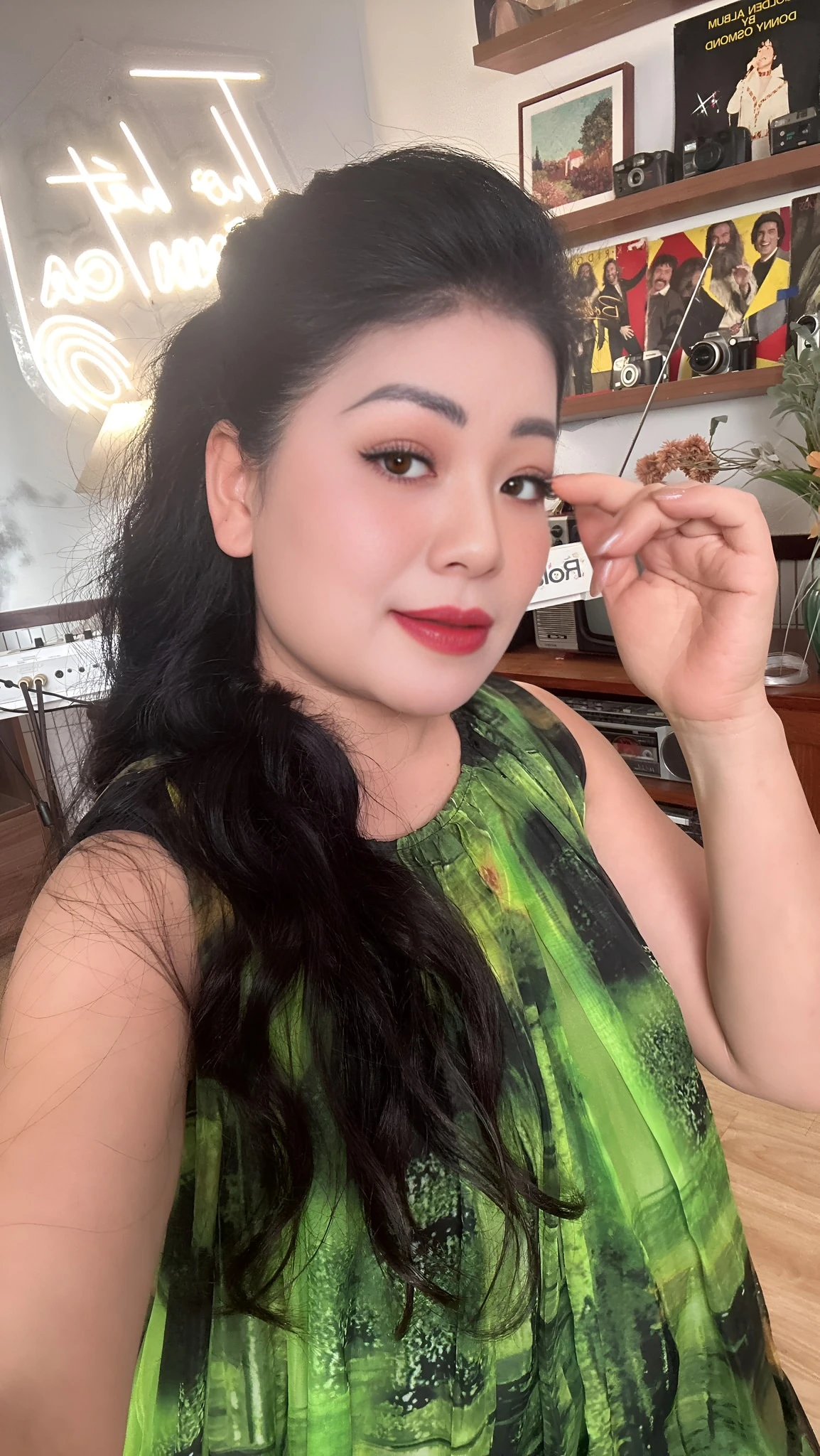 Mẹ đơn thân 4 con là nữ hoàng nhạc đỏ đình đám: Hôm nay trời đẹp, em cũng xinh - Hình 2