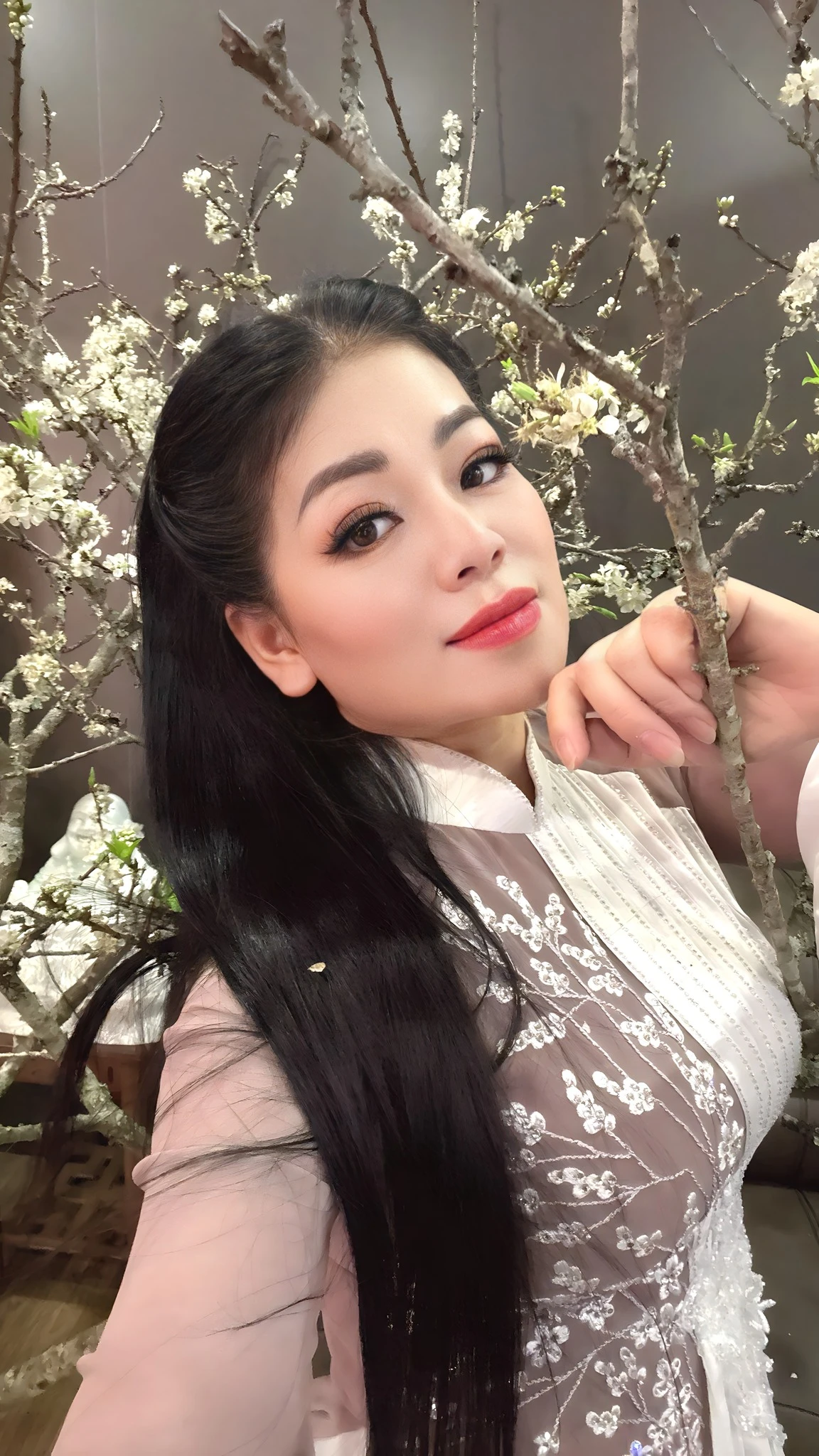 Mẹ đơn thân 4 con là nữ hoàng nhạc đỏ đình đám: Hôm nay trời đẹp, em cũng xinh - Hình 3