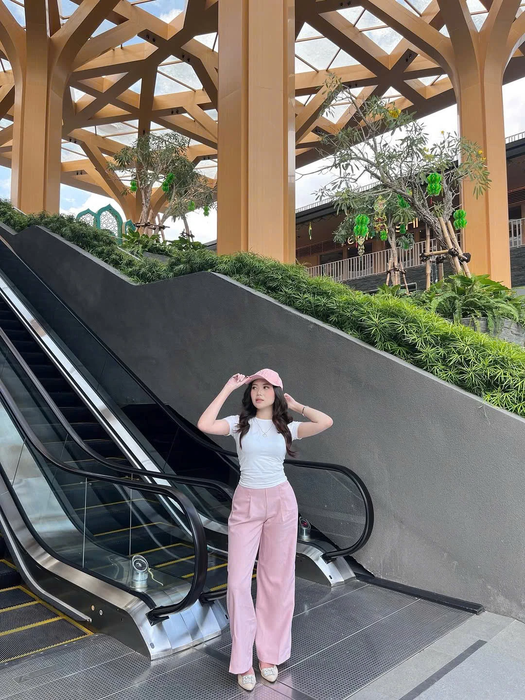 Tôn vòng eo thon gọn nhờ bộ đôi áo baby tee và quần ống rộng - Hình 5