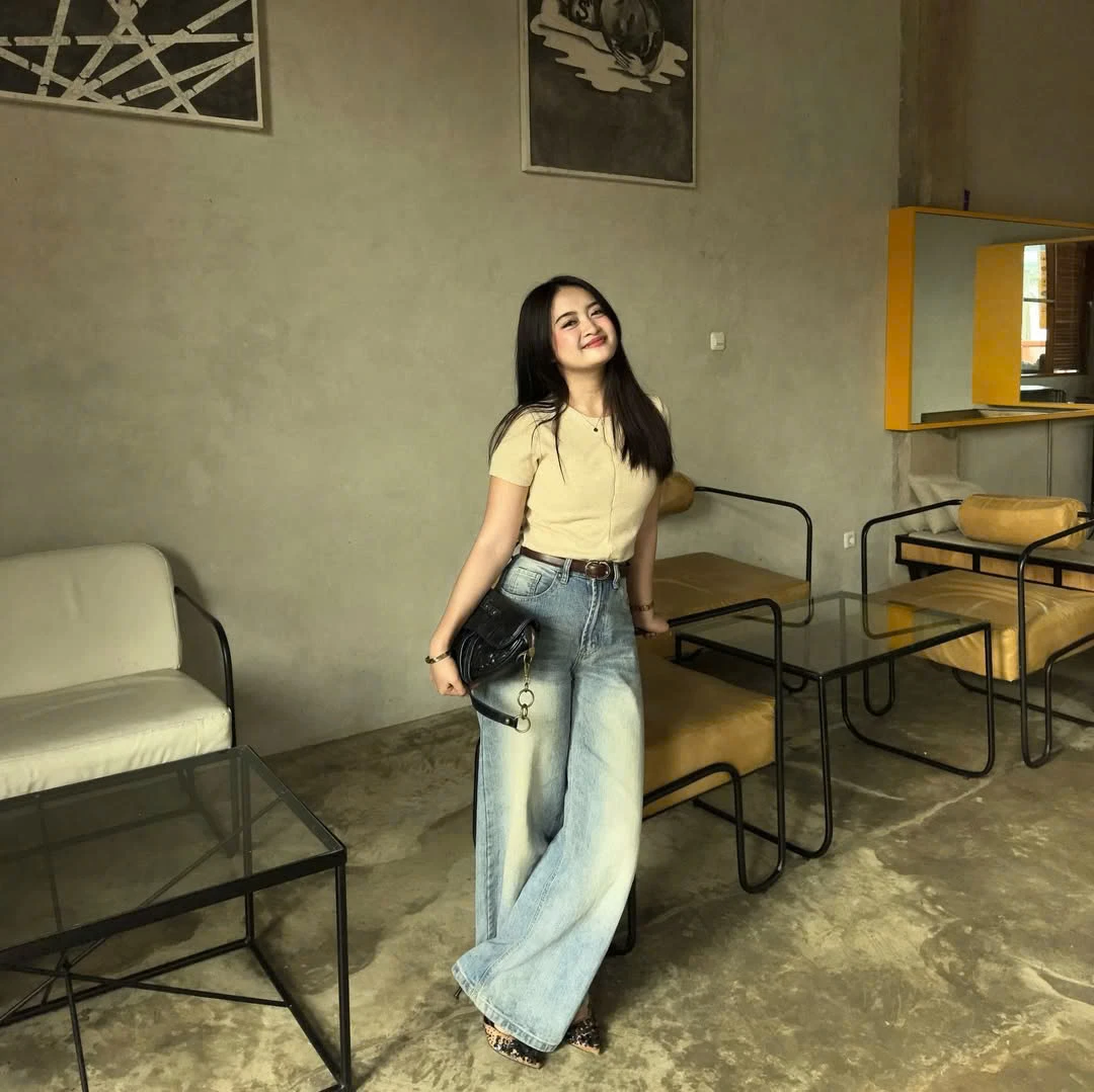 Tôn vòng eo thon gọn nhờ bộ đôi áo baby tee và quần ống rộng - Hình 4