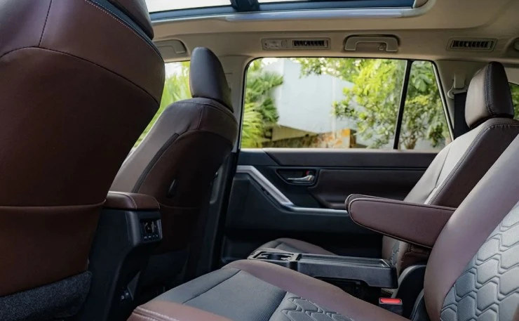 Toyota Innova Cross HEV có lợi thế gì so với các đối thủ cùng phân khúc? - Hình 6