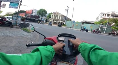 Xe ôm không lấy tiền vì tưởng khách khổ, bà cô rút ra sấp tiền mặt 500k đáp lại: Cái kết bất ngờ của câu chuyện - Hình 1