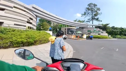 Xe ôm không lấy tiền vì tưởng khách khổ, bà cô rút ra sấp tiền mặt 500k đáp lại: Cái kết bất ngờ của câu chuyện - Hình 2