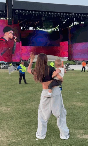 Có thể là rụng rời khi nhìn Justin Bieber khóa môi Hailey ở Coachella 2026, quý tử không lộ mặt vẫn hot ngang bố mẹ - Hình 5