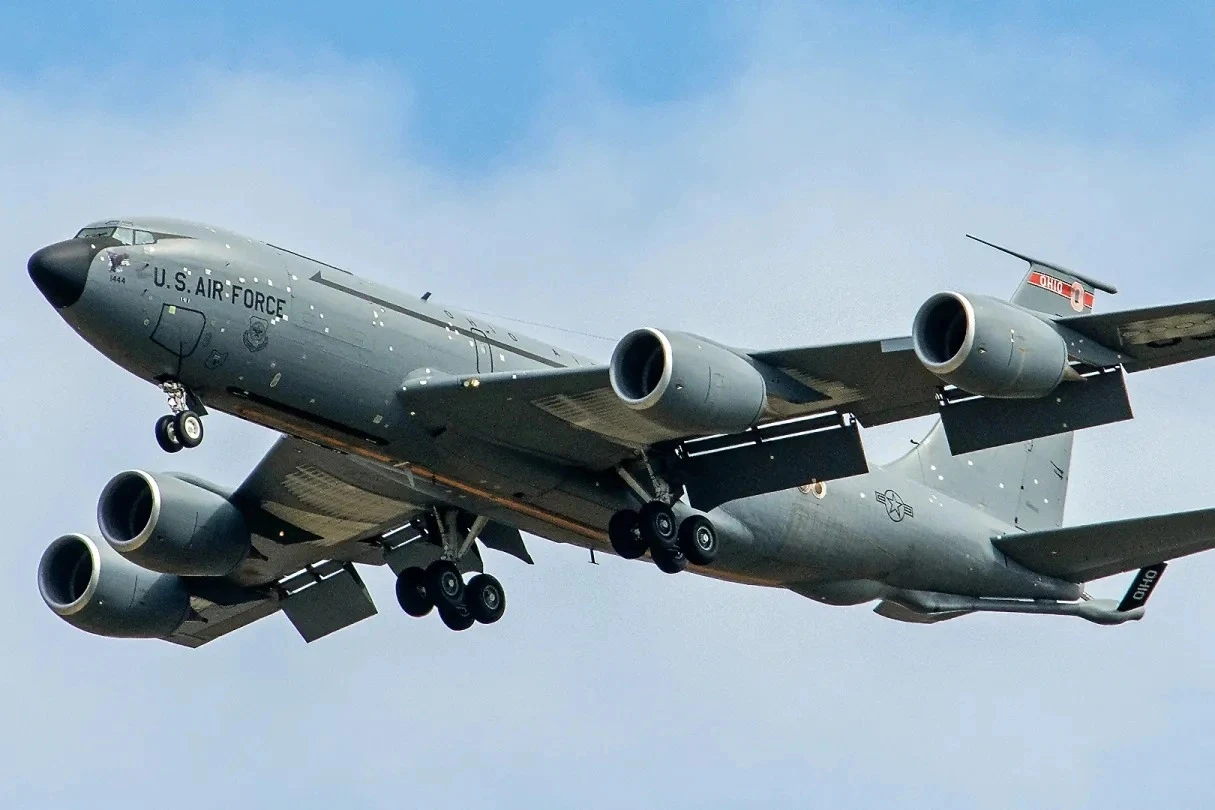 Lộ hình ảnh máy bay tiếp dầu của Mỹ đầy miếng vá khi trở về từ Trung Đông - Hình 1