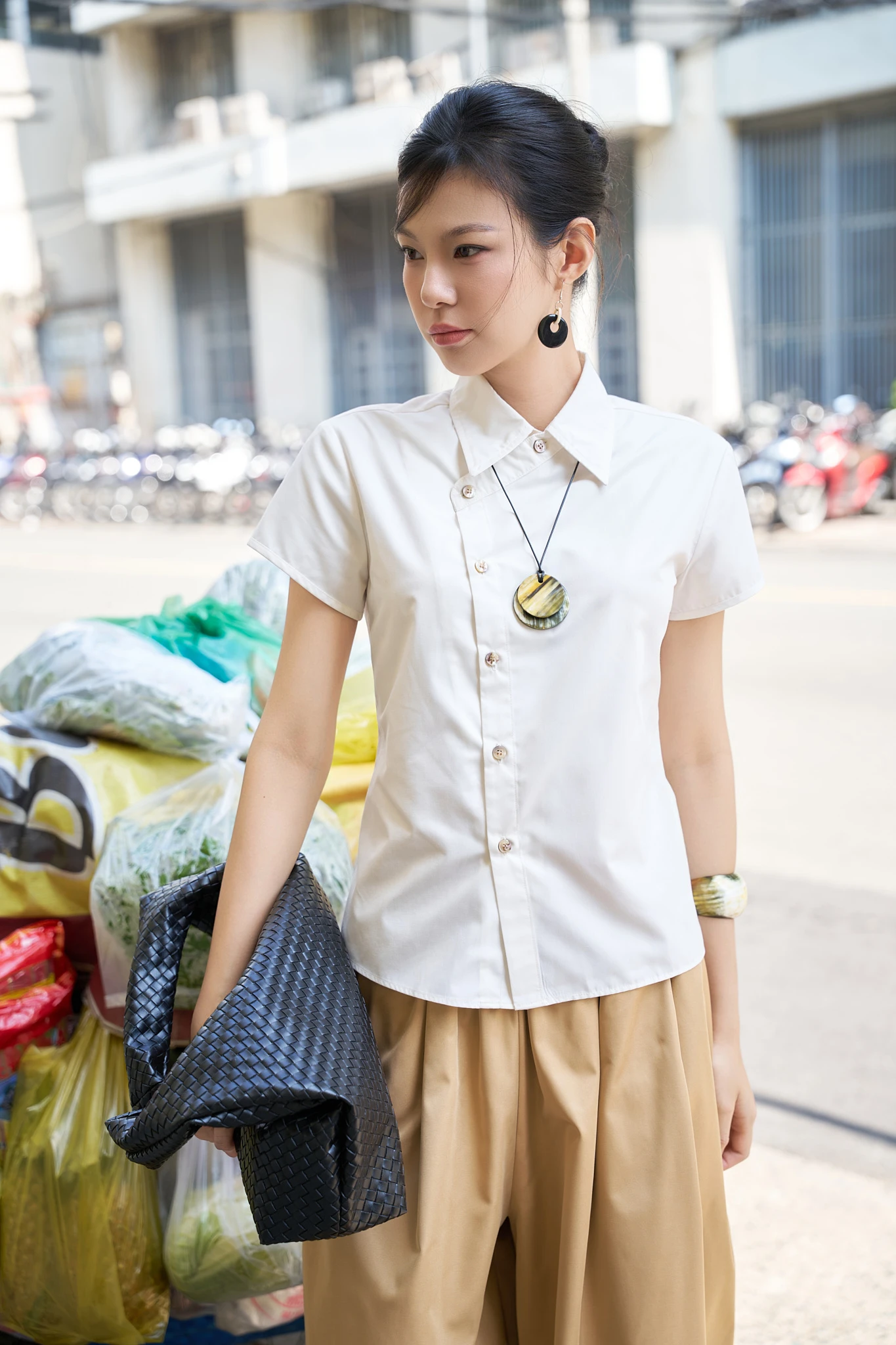 Phối đồ mùa hè đa năng và linh hoạt với áo sơ mi - Hình 3