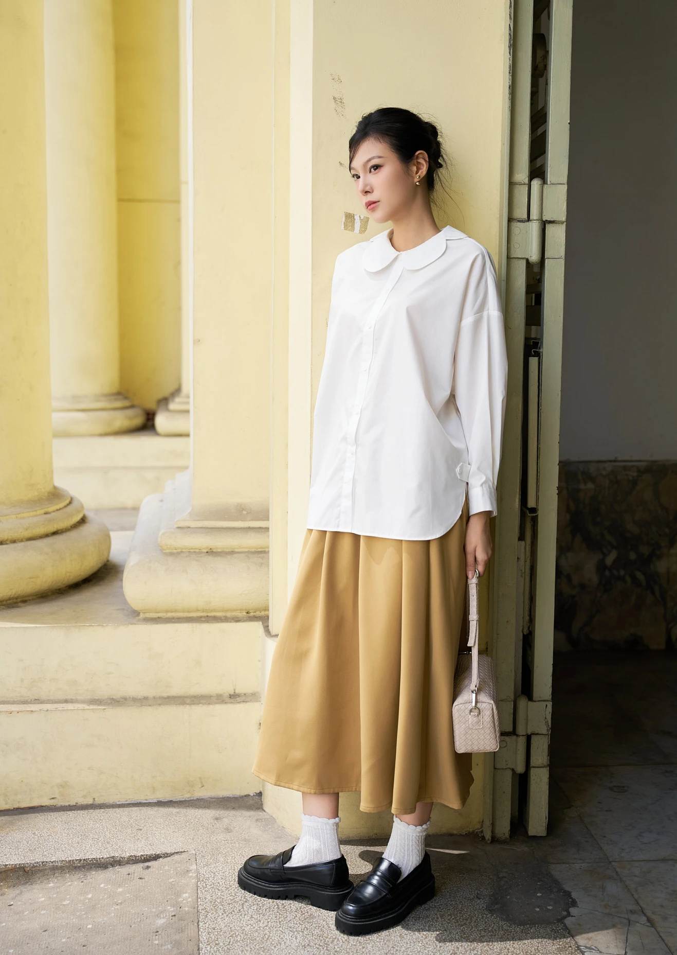 Phối đồ mùa hè đa năng và linh hoạt với áo sơ mi - Hình 2