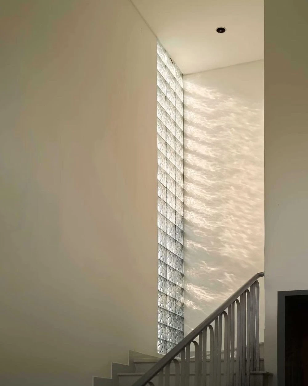 Thiết kế tối giản hóa mà đẹp trong ngôi nhà miền Tây - Hình 24