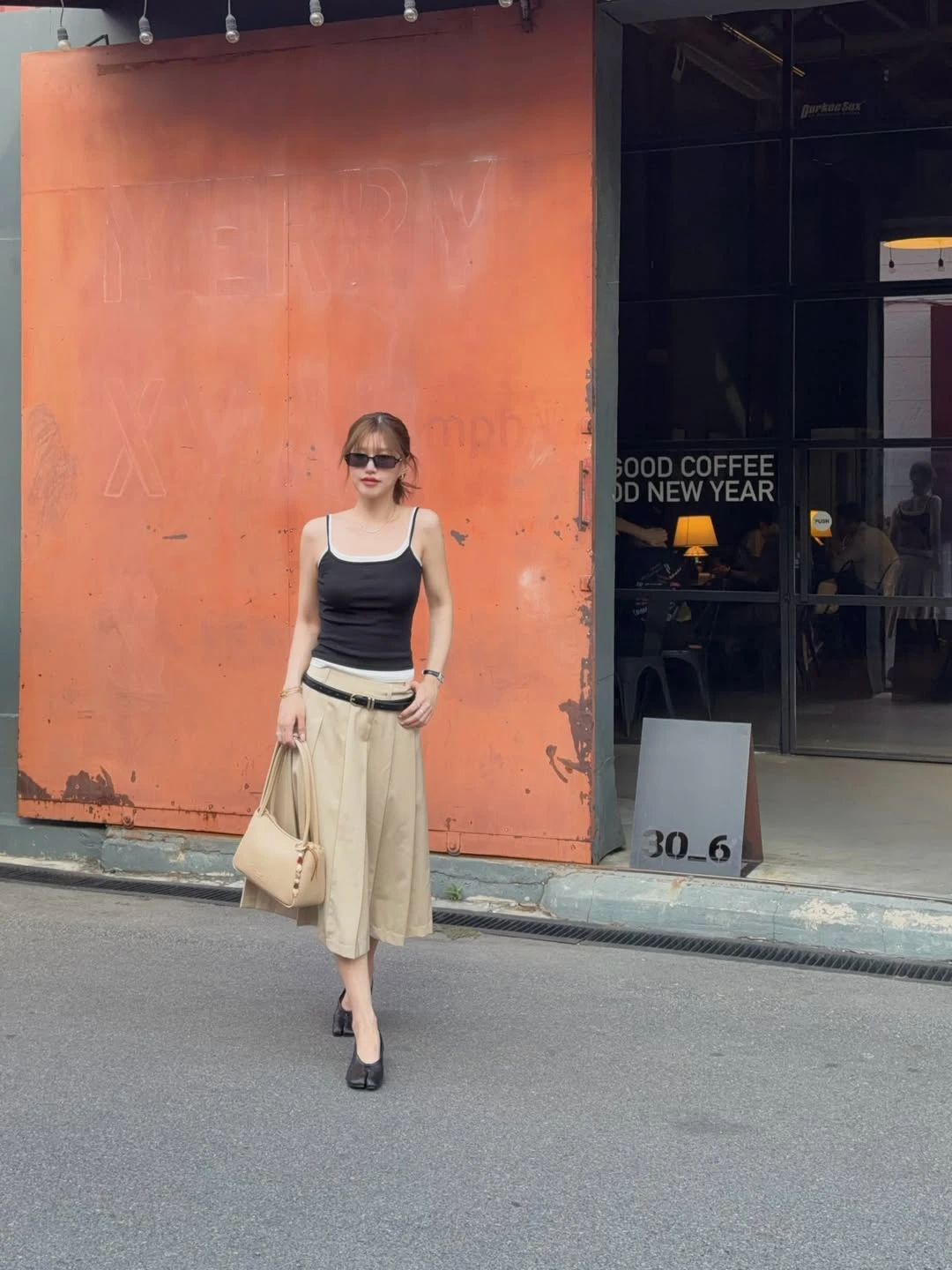 Từ công sở đến dạo phố, chân váy chữ A cân mọi phong cách - Hình 3