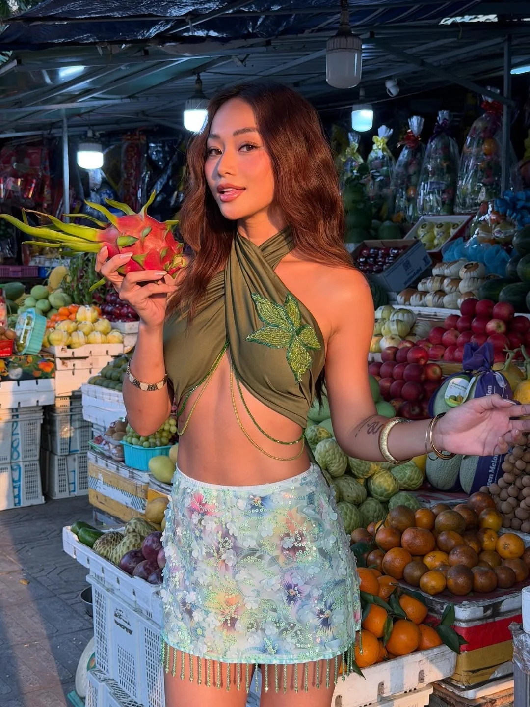 Từ công sở đến dạo phố, chân váy chữ A cân mọi phong cách - Hình 2