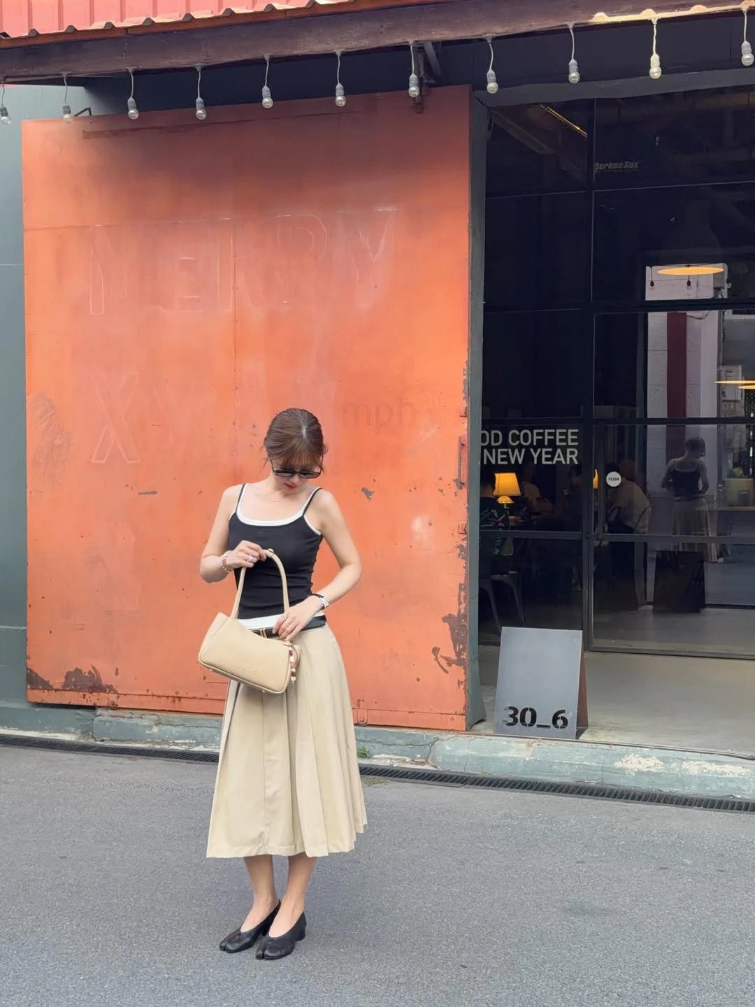 Từ công sở đến dạo phố, chân váy chữ A cân mọi phong cách - Hình 4