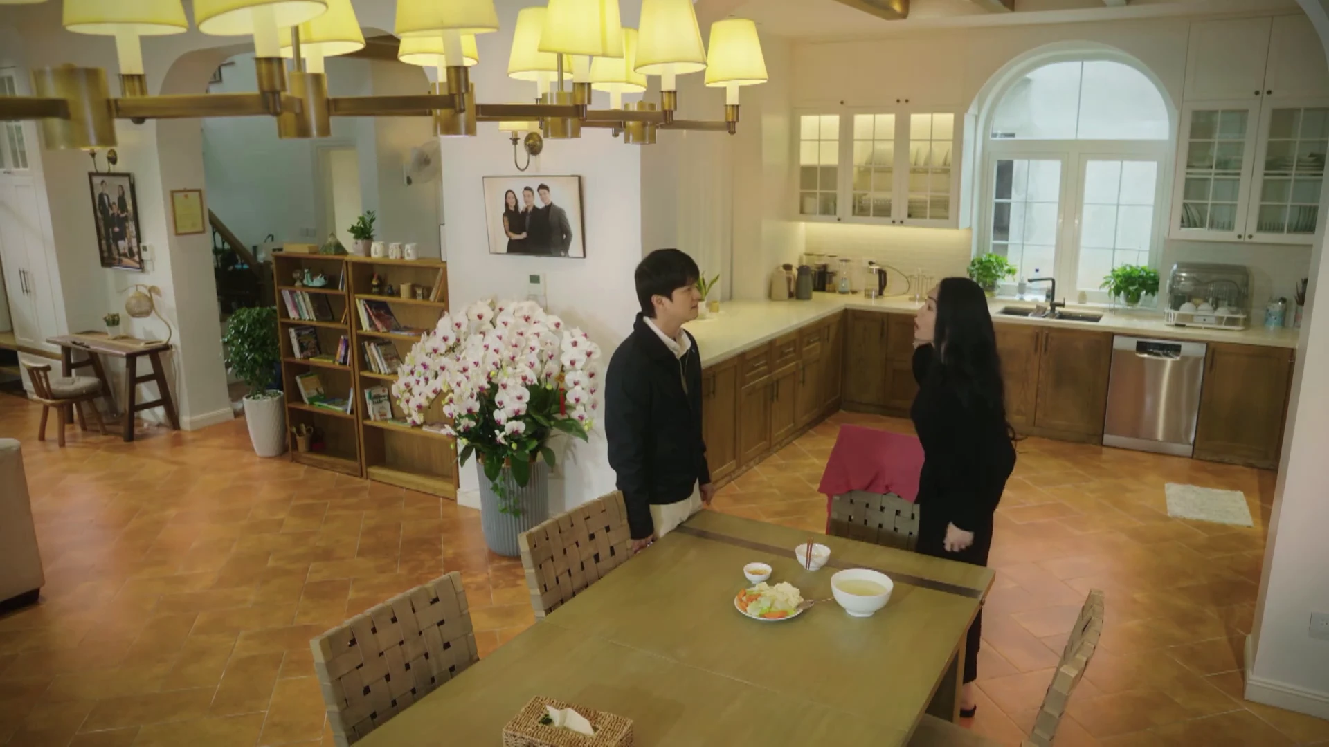 Bước chân vào đời - Tập 23: Trang chơi xấu Quân ở quán bar - Hình 4