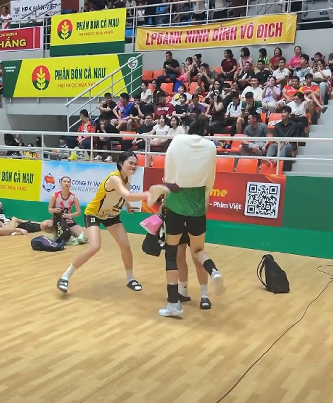 Chủ công Thanh Thúy bất ngờ bị đồng nghiệp tác động vật lí - Hình 1