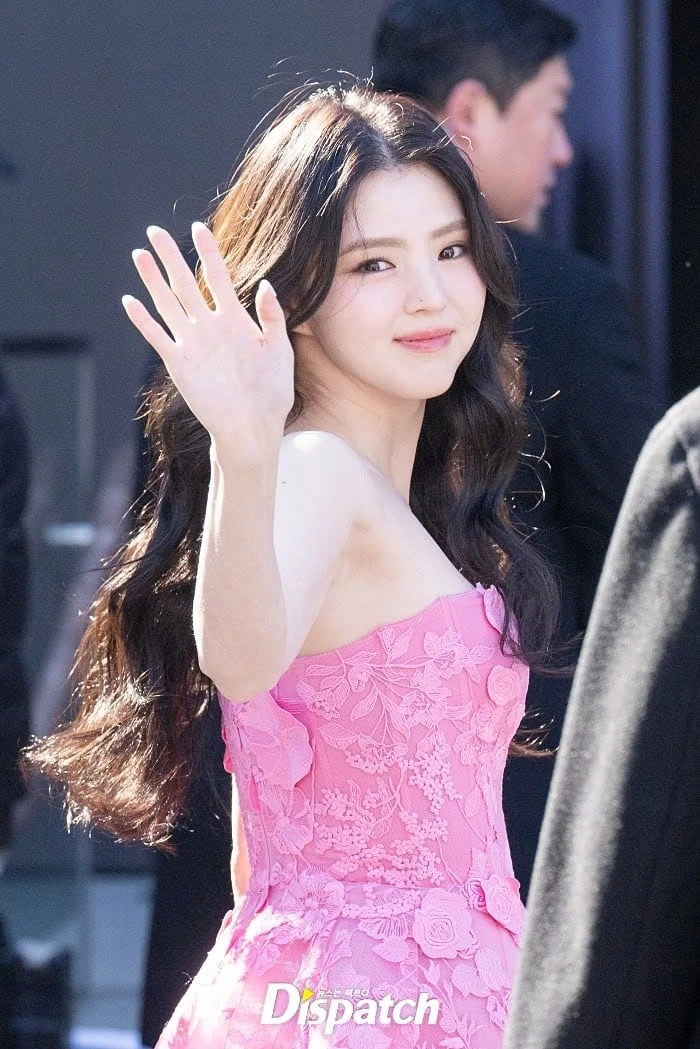 Han So Hee khoe vẻ đẹp quyến rũ khiến hội chị em trầm trồ - Hình 2