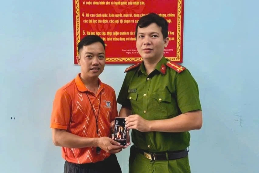 Công an tìm được chủ nhân điện thoại từ manh mối báo thức lúc 14h54 - Hình 2