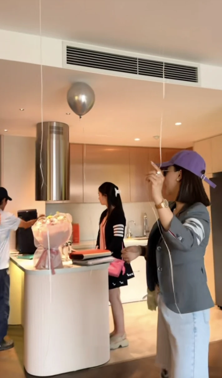 Cuộc sống hiện tại của Hiền Mai - thủ khoa khối A00 từng gây sốt: Ở căn hộ cao cấp, đang học lái ô tô, có cả trợ lý riêng? - Hình 3