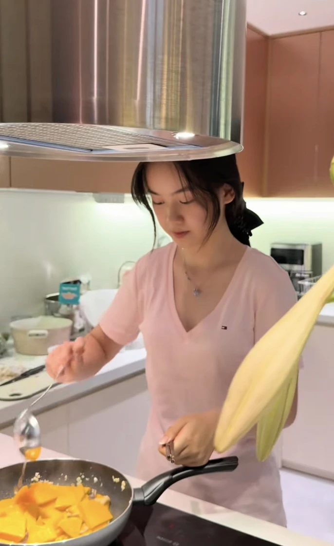 Cuộc sống hiện tại của Hiền Mai - thủ khoa khối A00 từng gây sốt: Ở căn hộ cao cấp, đang học lái ô tô, có cả trợ lý riêng? - Hình 6