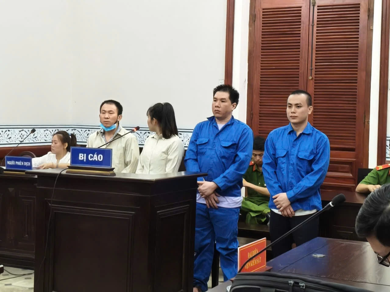 Giả danh công an, dùng roi điện bắt cóc giám đốc ở TPHCM, đòi 4,5 tỷ đồng - Hình 1