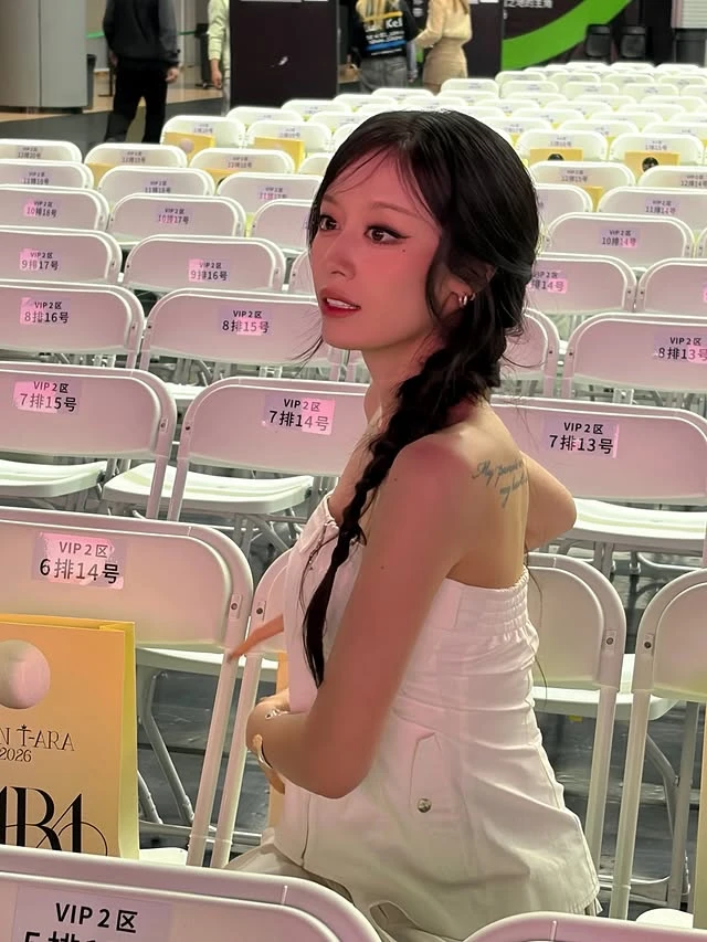 Mỹ nhân đình đám showbiz lộ diện với visual không tin nổi hậu drama chồng cầu thủ đi bar với gái lạ - Hình 2
