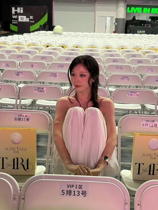Mỹ nhân đình đám showbiz lộ diện với visual không tin nổi hậu drama chồng cầu thủ đi bar với gái lạ - Hình 1