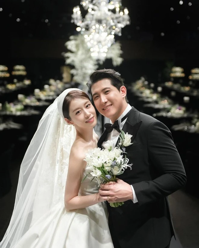 Mỹ nhân đình đám showbiz lộ diện với visual không tin nổi hậu drama chồng cầu thủ đi bar với gái lạ - Hình 3