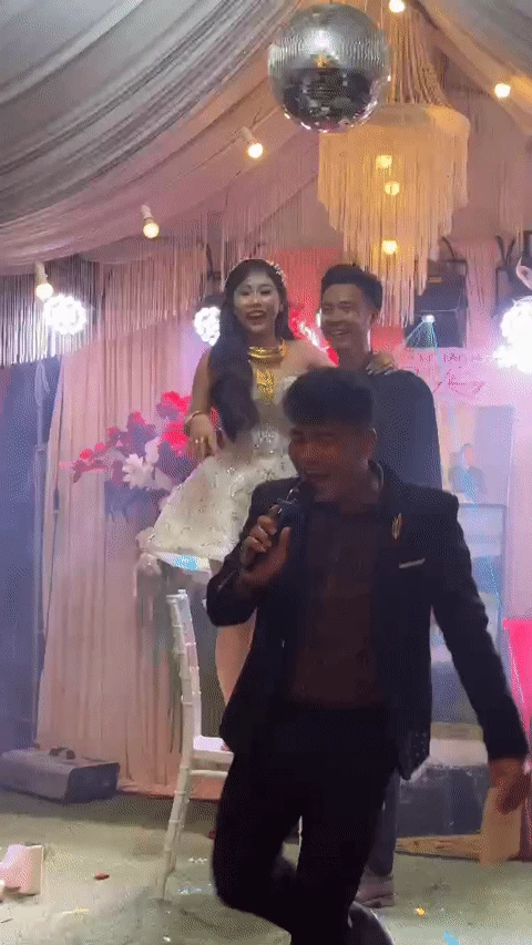 Cô dâu bắc ghế 50cm hôn chú rể 1m9 trong đám cưới ở miền Tây - Hình 3