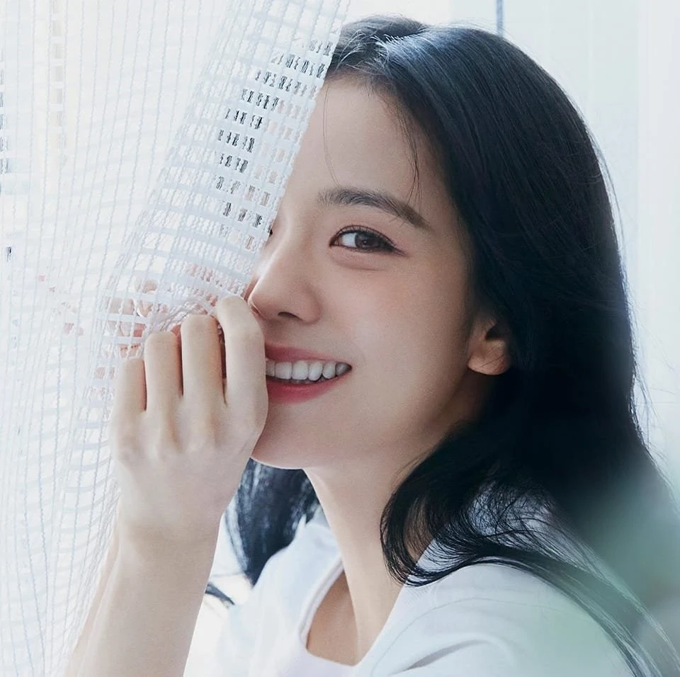 Sự nghiệp trăm tỷ của Jisoo (BLACKPINK): Mỹ nhân đẹp nhất nhóm nữ toàn cầu, đi hát 10 năm vẫn bị chê bất tài - Hình 2