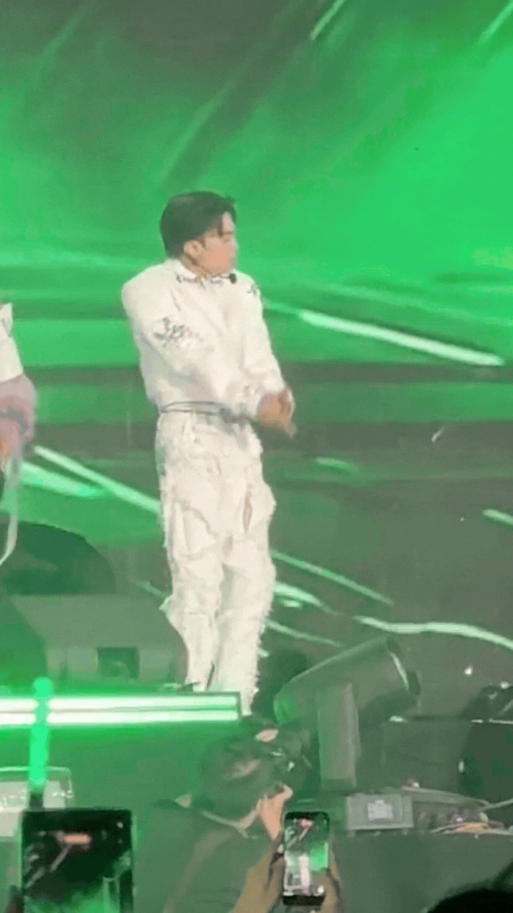 Negav rách quần trước hàng chục nghìn người - Hình 2