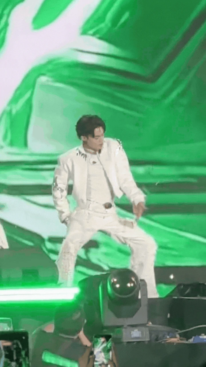 Negav rách quần trước hàng chục nghìn người - Hình 1