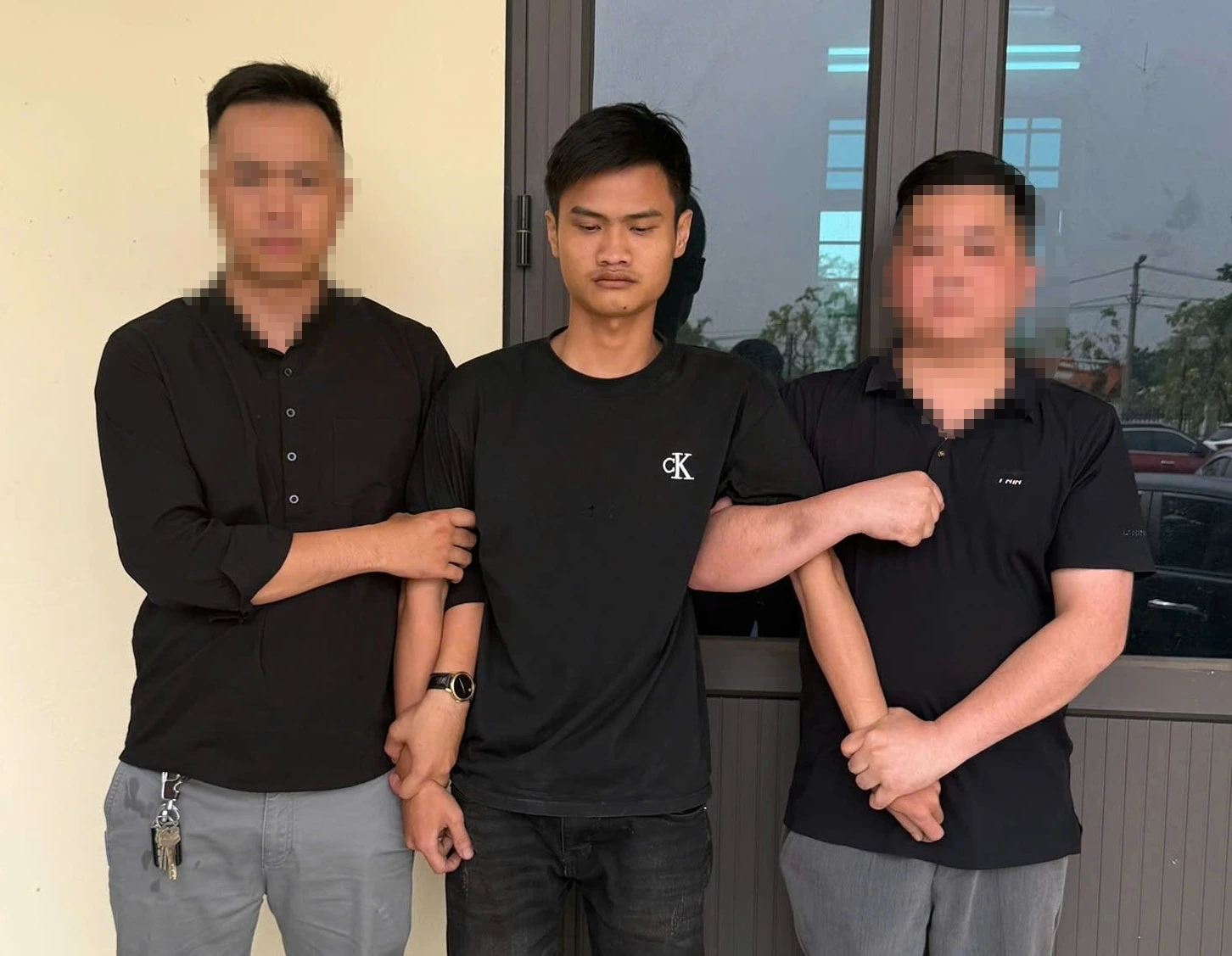Người phụ nữ bị hai đối tượng kề dao vào cổ, cướp iPhone, đồng hồ giữa đêm - Hình 2