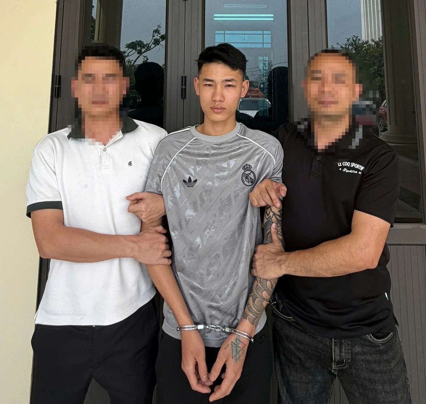 Người phụ nữ bị hai đối tượng kề dao vào cổ, cướp iPhone, đồng hồ giữa đêm - Hình 1