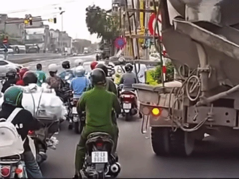 Ô tô dừng ngược chiều, người đàn ông ở Hà Nội hành hung tài xế xe máy - Hình 1