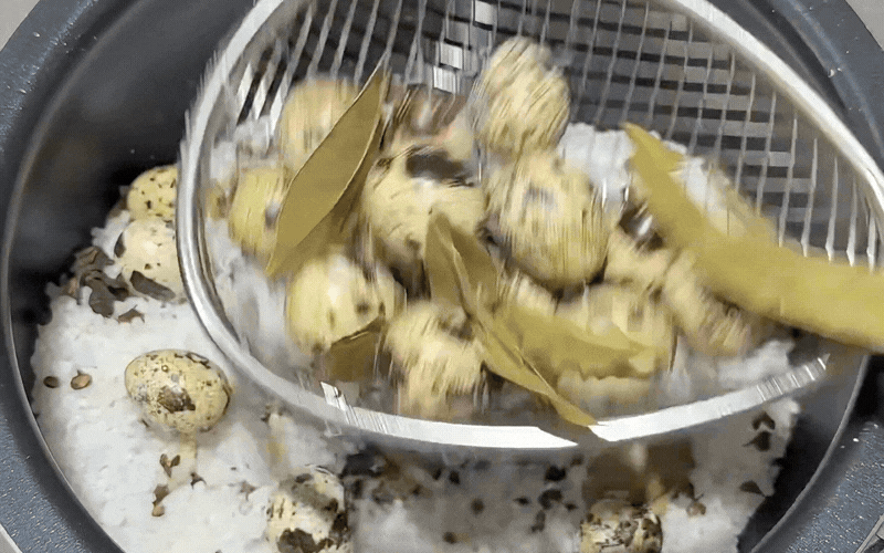 Bắt trend làm trứng cút nướng muối tại nhà bằng nồi cơm điện: Món ăn ...