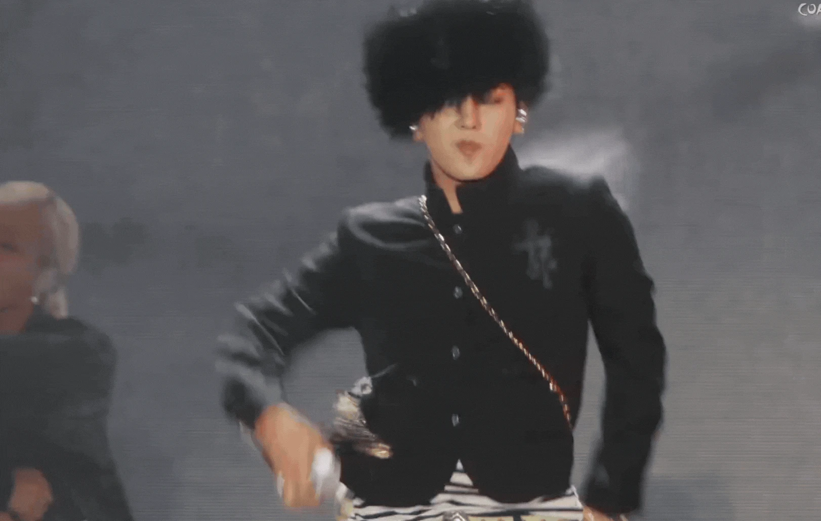 G-DRAGON đã tìm lại được 210 tỷ rơi ở Coachella: Nhìn anh Long nhảy là biết - Hình 6