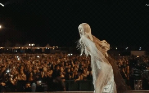 Lisa ở Coachella quá đẹp, nhưng giọng hát thì dở - Hình 2