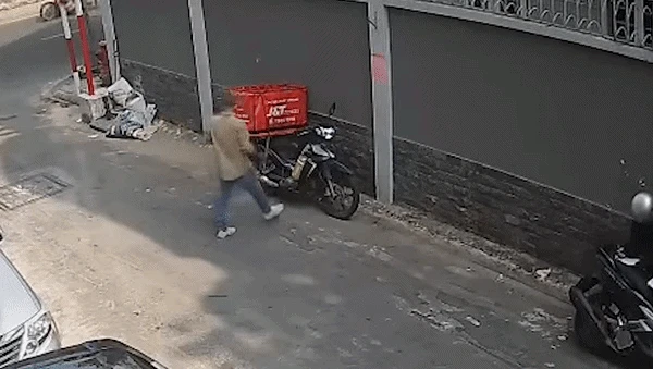 Người giao hàng bị trộm cả xe và giỏ hàng ở TPHCM - Hình 2