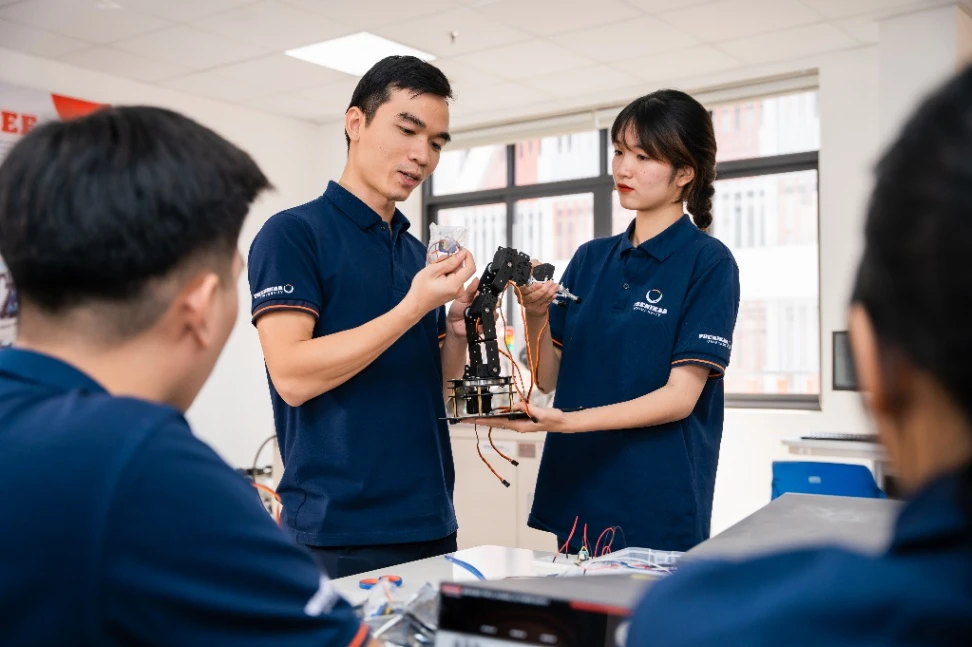 Sinh viên đại học kỹ thuật tham gia dự án nghiên cứu hệ thống thông minh