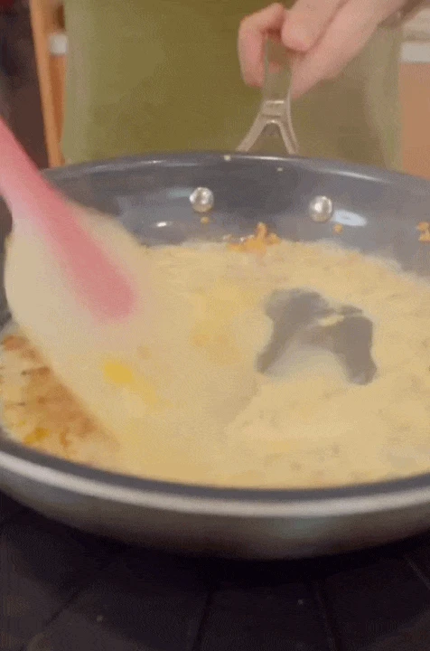 Hội chị em xôn xao với căn bếp có bếp nấu vô hình: Nhìn như bàn ăn, đặt nồi ở đâu nấu được ở đó - Hình 3