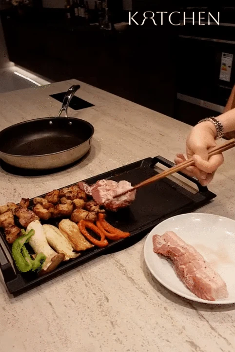 Hội chị em xôn xao với căn bếp có bếp nấu vô hình: Nhìn như bàn ăn, đặt nồi ở đâu nấu được ở đó - Hình 11