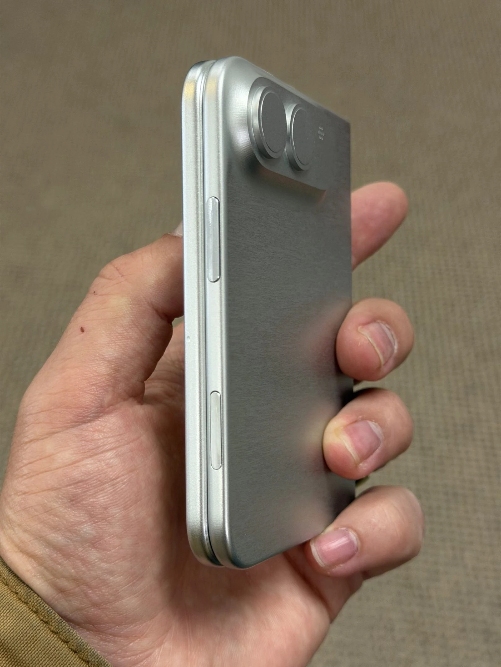 Rò rỉ mô hình iPhone Ultra, thiết kế gập lộ diện qua bản dựng - Hình 3