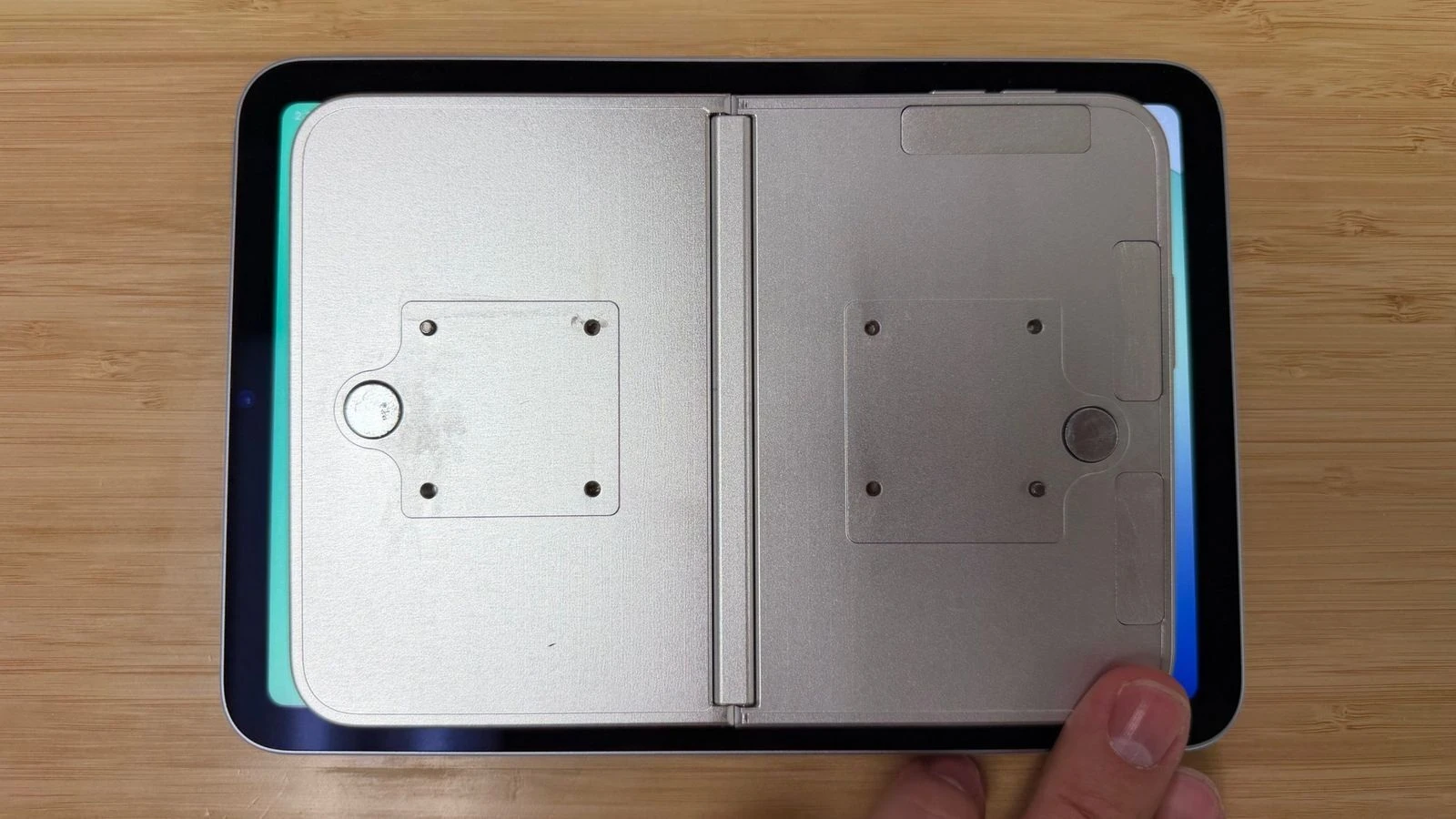 Rò rỉ mô hình iPhone Ultra, thiết kế gập lộ diện qua bản dựng - Hình 1