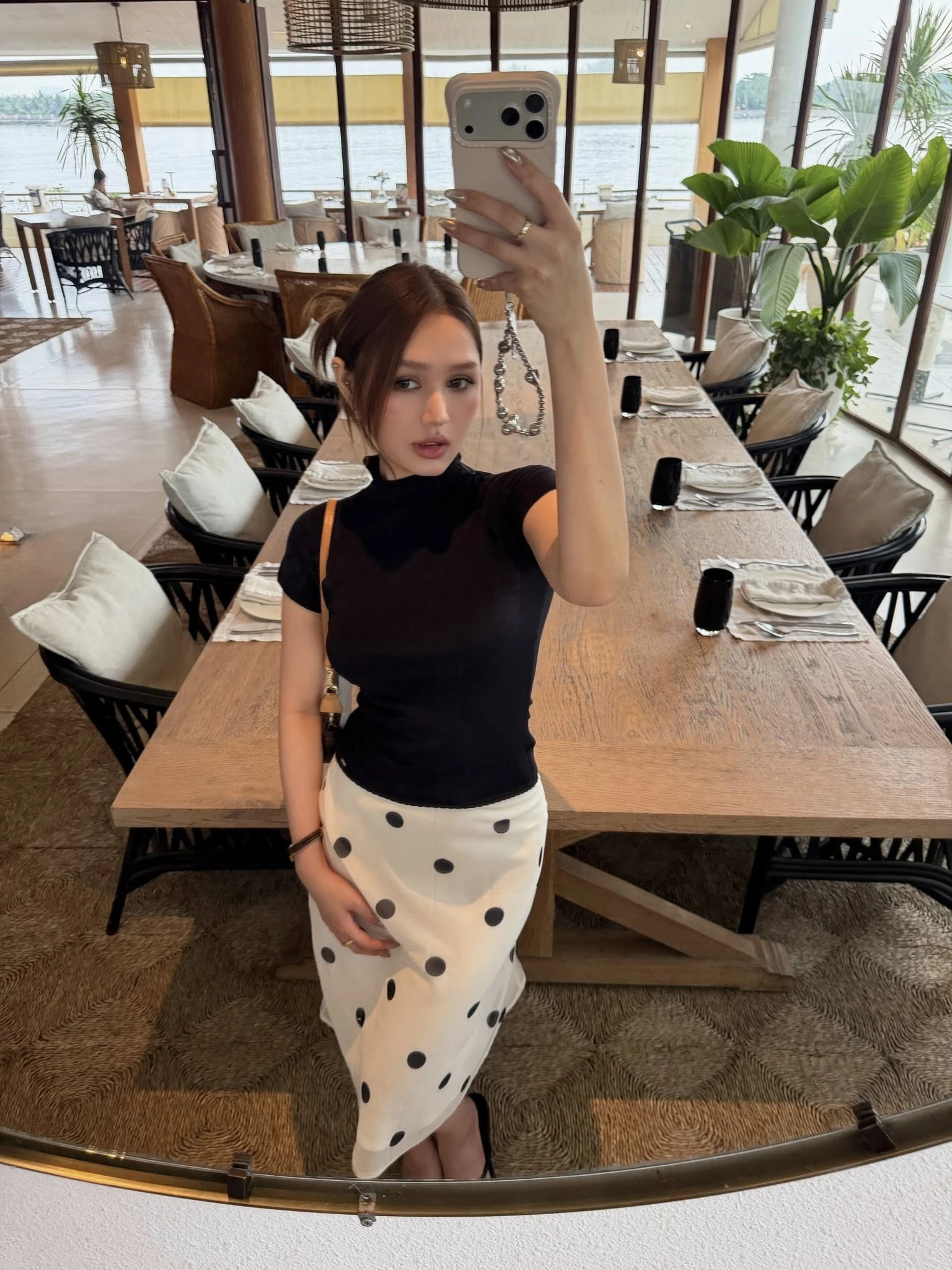Vẻ đẹp mặn mà của Xoài Non trong những khung hình gần đây