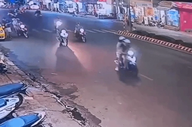 Người phụ nữ tông trúng học sinh rồi lao xe vào tiệm thuốc - Hình 1