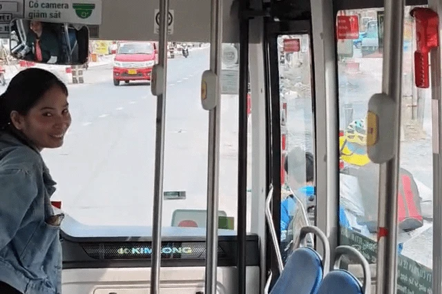 Tài xế xe buýt chạy chậm, chờ nhóm học sinh đi muộn hút 1,5 triệu lượt xem - Hình 1