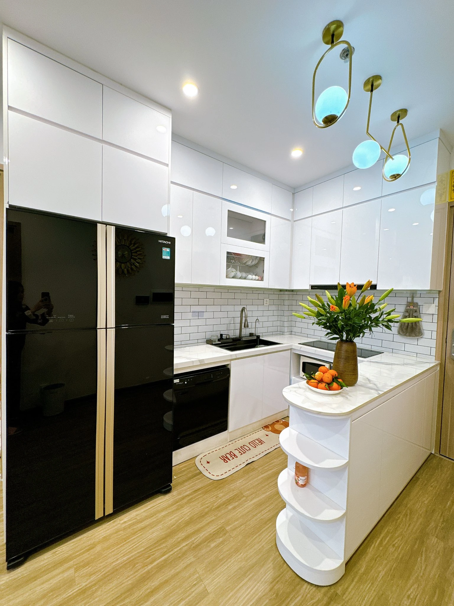 Bếp 5m của mẹ bỉm Hà Nội thay đổi hoàn toàn chỉ nhờ 1 món: Nhỏ nhưng giải quyết 4 vấn đề cùng lúc - Hình 10