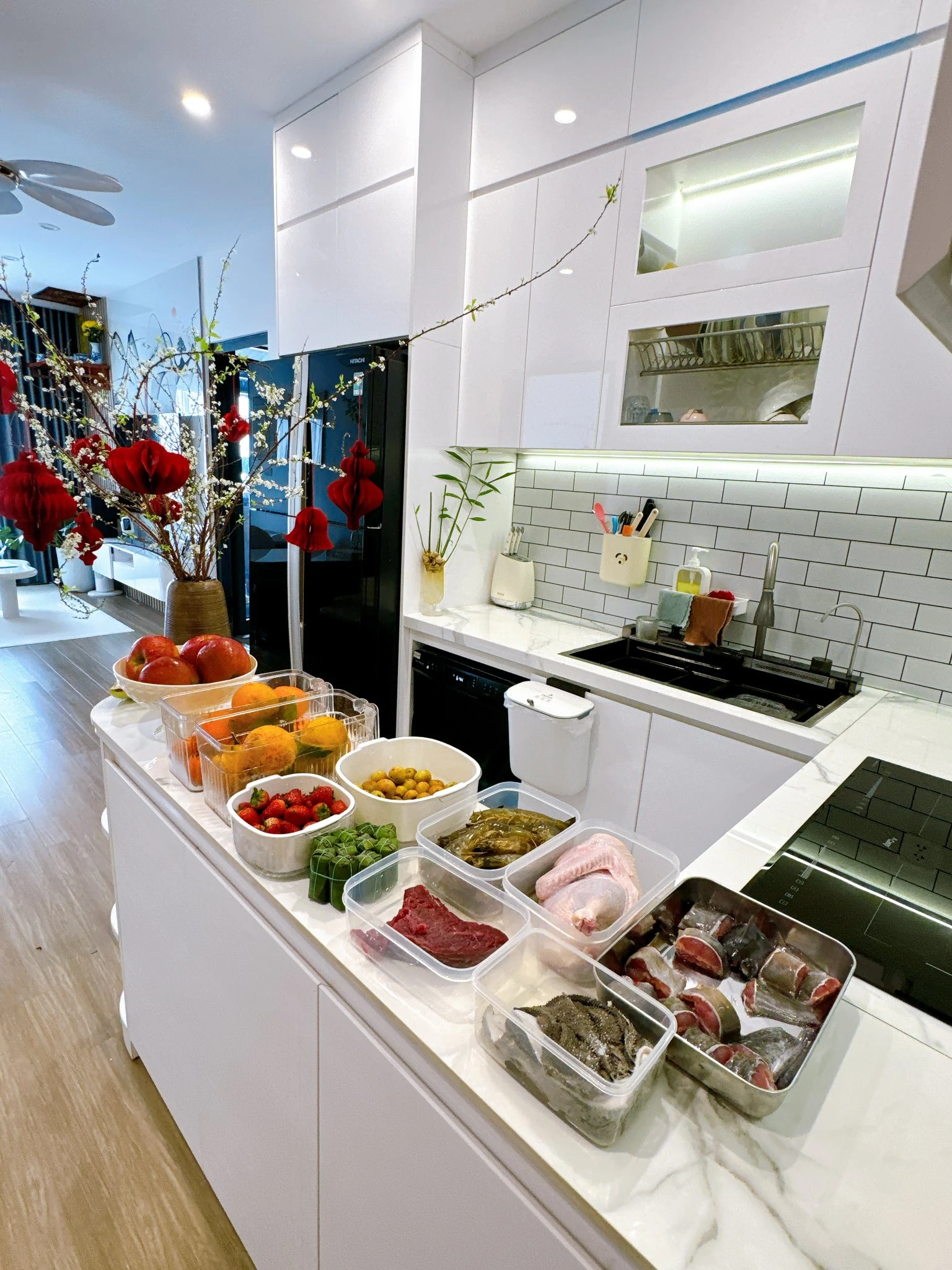 Bếp 5m của mẹ bỉm Hà Nội thay đổi hoàn toàn chỉ nhờ 1 món: Nhỏ nhưng giải quyết 4 vấn đề cùng lúc - Hình 4