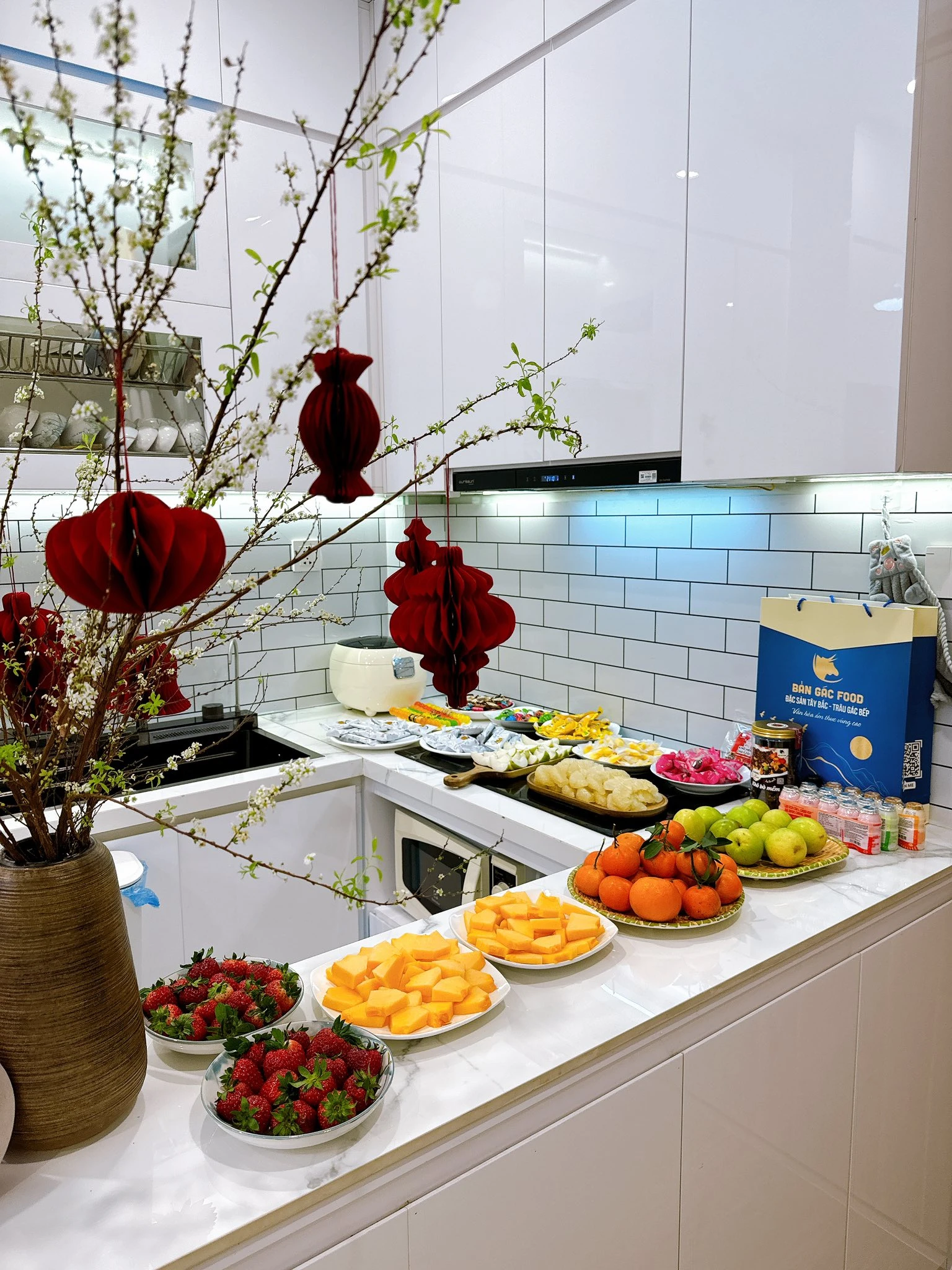 Bếp 5m của mẹ bỉm Hà Nội thay đổi hoàn toàn chỉ nhờ 1 món: Nhỏ nhưng giải quyết 4 vấn đề cùng lúc - Hình 14