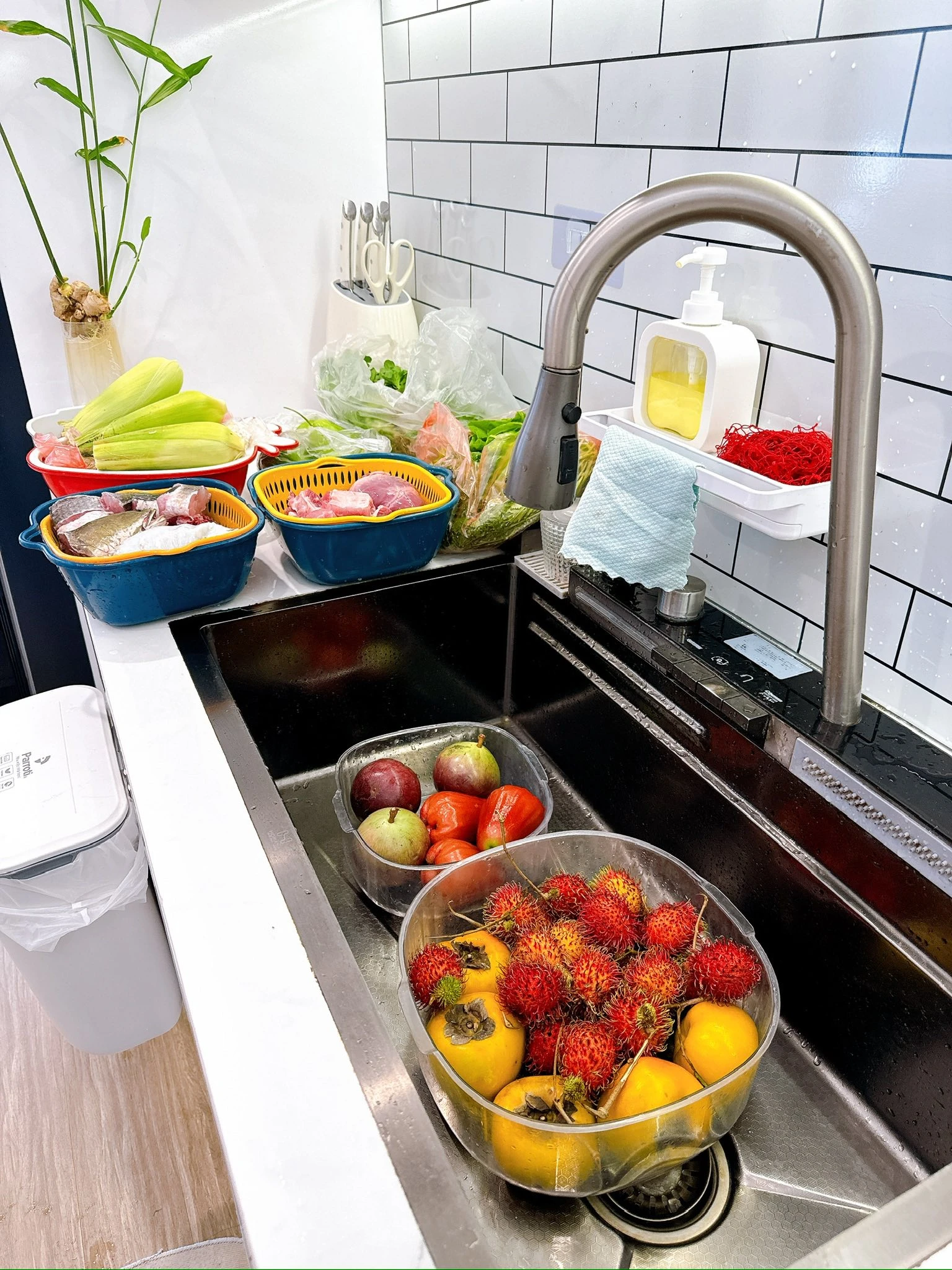 Bếp 5m của mẹ bỉm Hà Nội thay đổi hoàn toàn chỉ nhờ 1 món: Nhỏ nhưng giải quyết 4 vấn đề cùng lúc - Hình 11